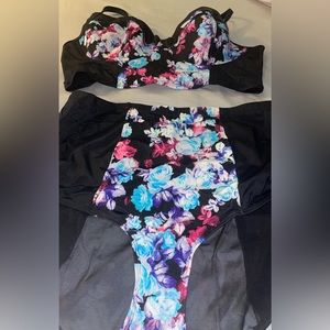Torrid Black / Floral Bikini 2X (TOP HAS NO TAG / BUT FITS ME (I’m a 40-42 DDD).